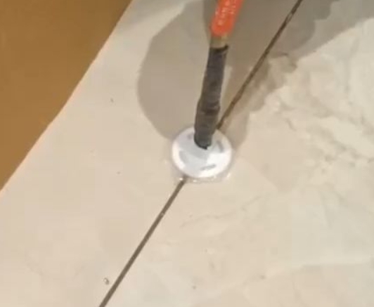 丹棱瓷砖空鼓维修公司专业解答瓷砖在铺贴过程中，如果没有涂抹均匀到位的粘结材料（如水泥砂浆或瓷砖胶），可能会导致以下问题